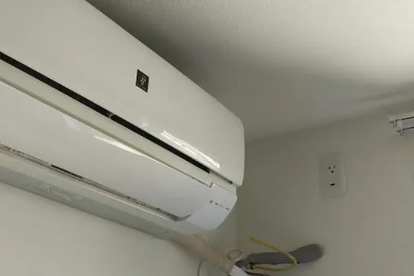壁面金具使用エアコン取り替え二台 南区